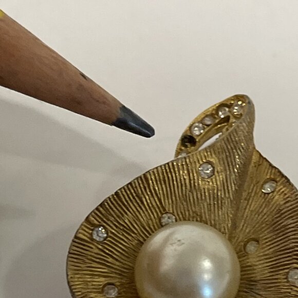 BELLINI Brushed Goldtone Clip On Earrings Leaf Pave Rhinestone Faux Pearl Signed - Picture 4 of 9